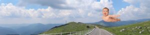カルスト台地の空と赤ちゃん
