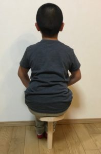 転ばないように一脚椅子に座る男の子