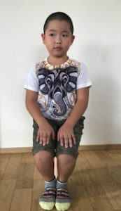 一脚椅子　前向き