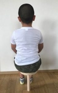 一脚椅子　後ろ姿