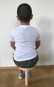 一脚椅子　後ろ姿