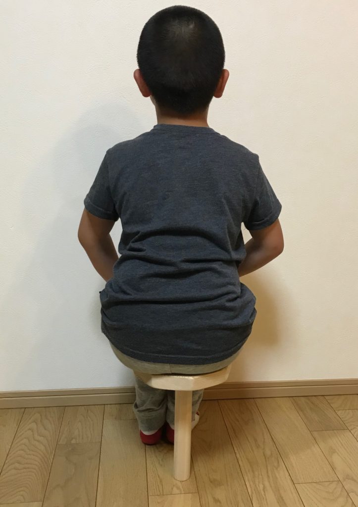 子供一脚椅子後姿