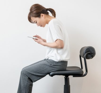 姿勢の悪い女性