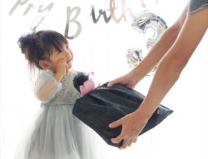 プレゼントをもらう子供