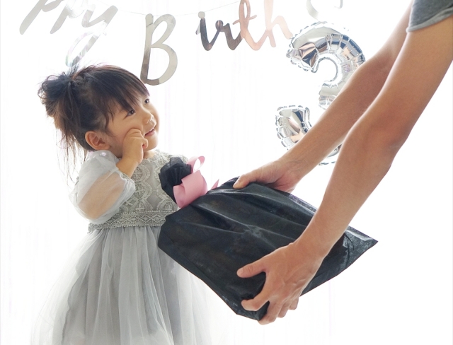 プレゼントをもらう子供