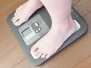 体重計に乗る女性