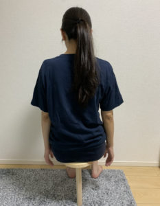 大人用一脚椅子後ろ姿